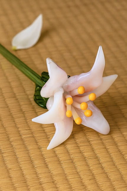 Rose Mist Lily – Hand-Blown Glass Flower Stem